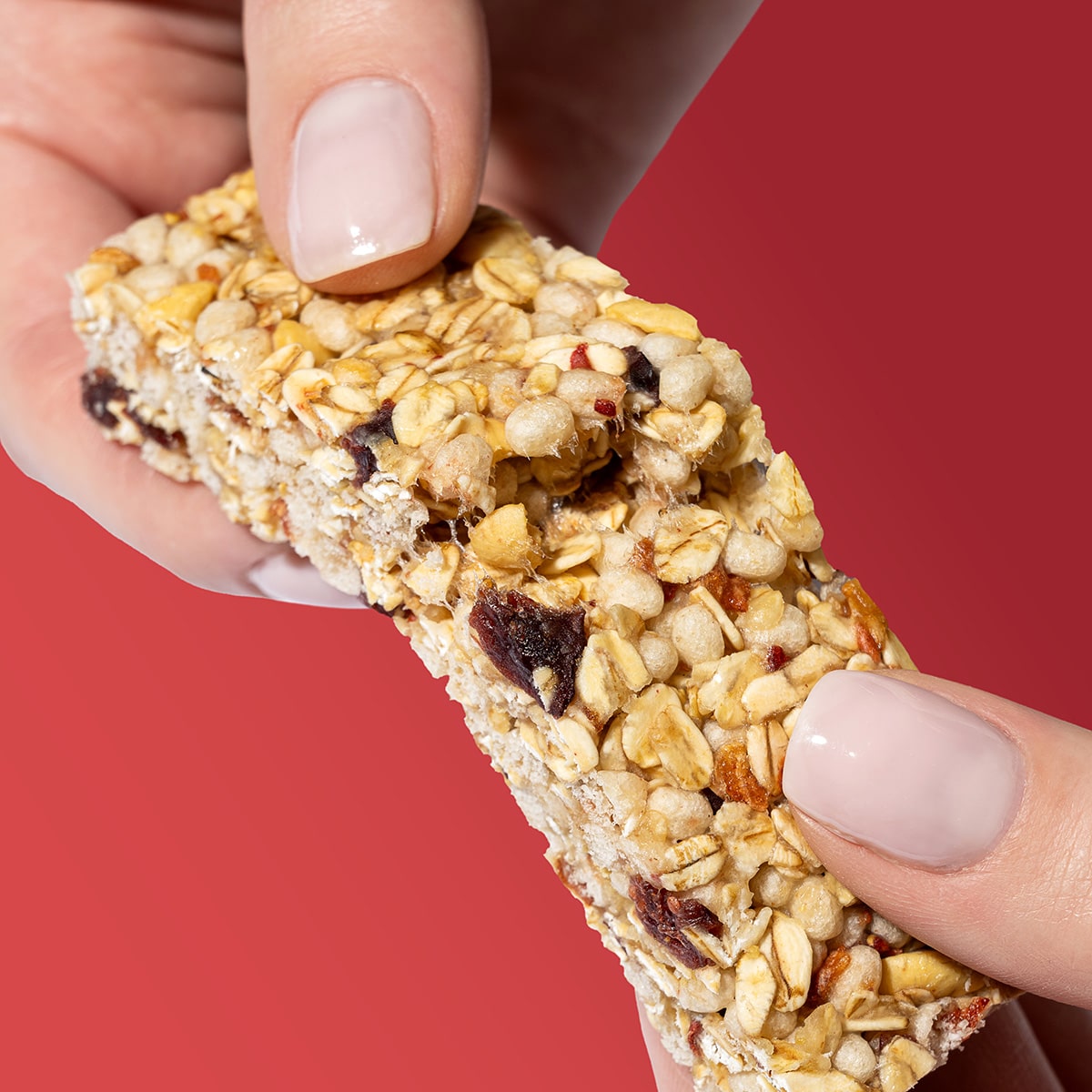 EnergyRiegel_StrawberryCranberry_06-min Energy Riegel Strawberry Cranberry – Hände die einen zerbrochenen Riegel halten | Aldi Sports