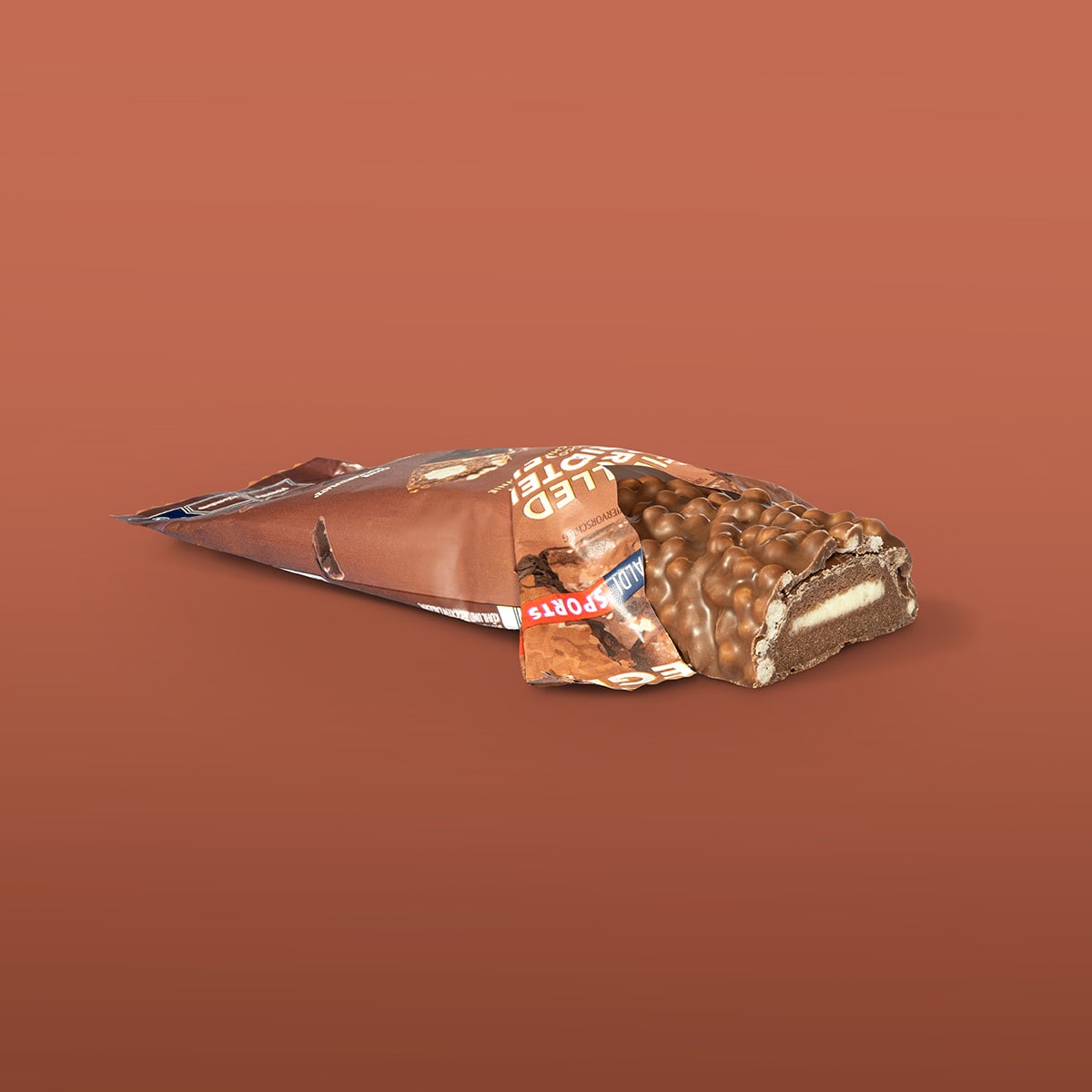 FilledProteinRiegel_ChocolateBrownie_01-min Filled Protein Riegel Chocolate Brownie – Geöffnete Verpackung mit Riegel | Aldi Sports