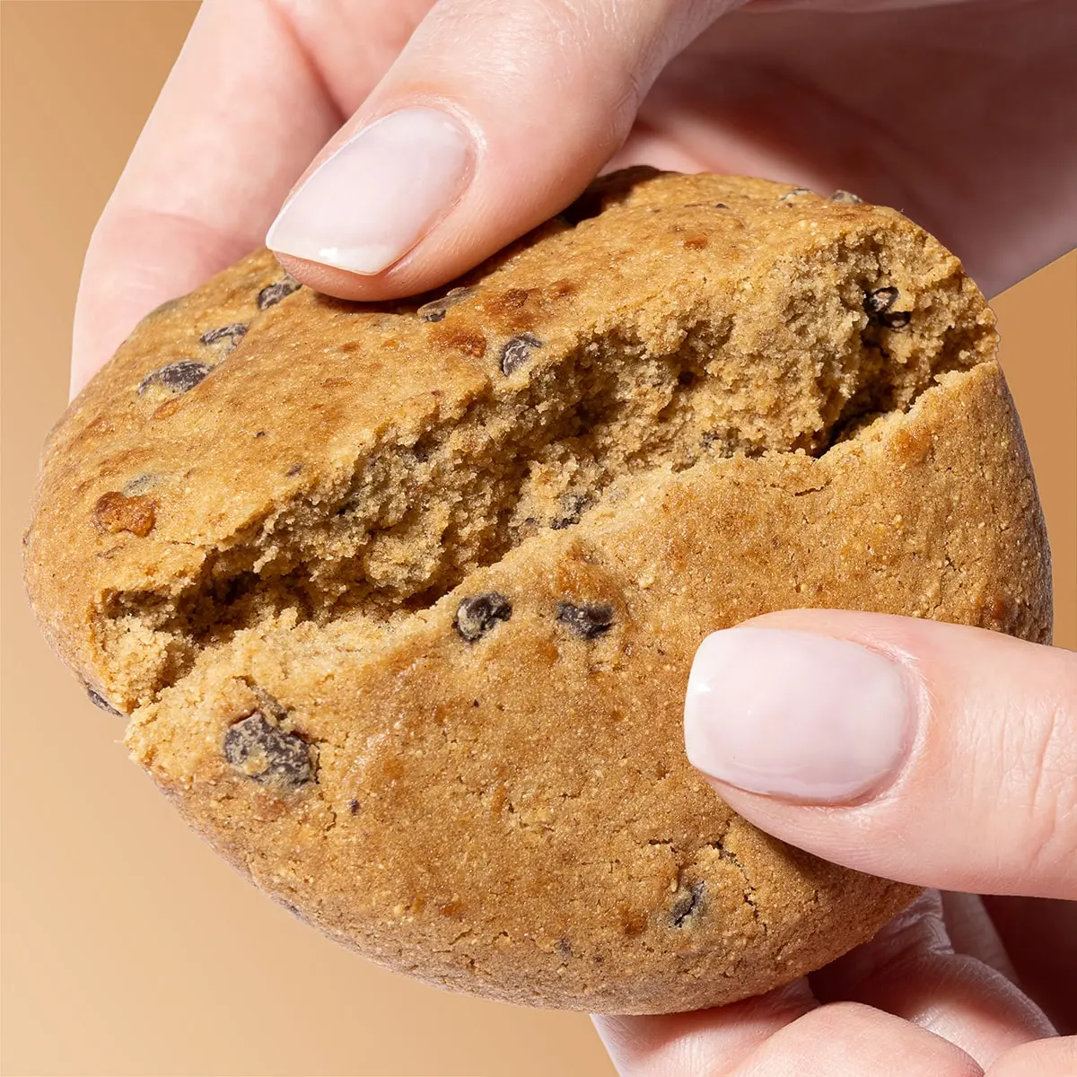 ProteinCookie_ChocolateChip_01-min Protein Cookie Chocolate Chip – Hände die einen zerbrochenen Cookie halten | Aldi Sports