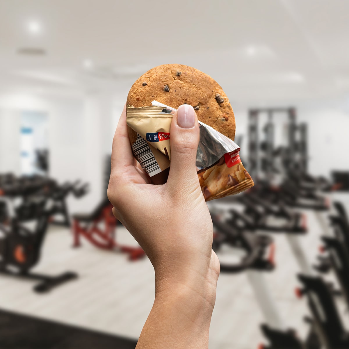 ProteinCookie_ChocolateChip_05-min Protein Cookie Chocolate Chip – Eine Hand hält den geöffneten Cookie | Aldi Sports