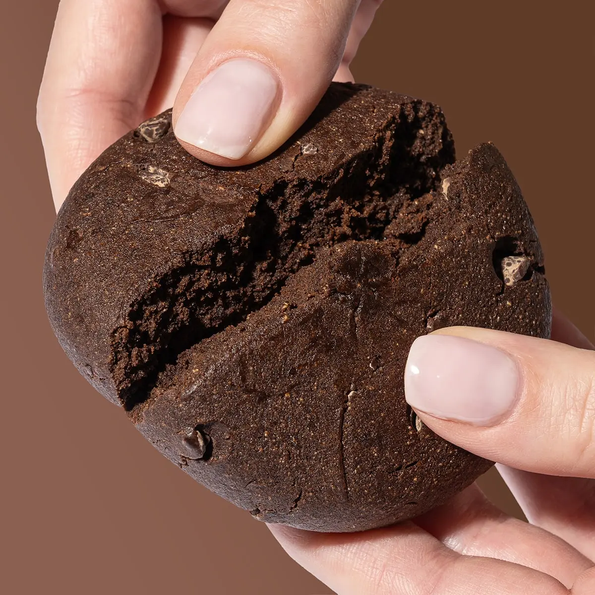 ProteinCookie_DoubleChocolate_01-min Protein Cookie Chocolate Caramel – Hände die einen zerbrochenen Cookie halten | Aldi Sports