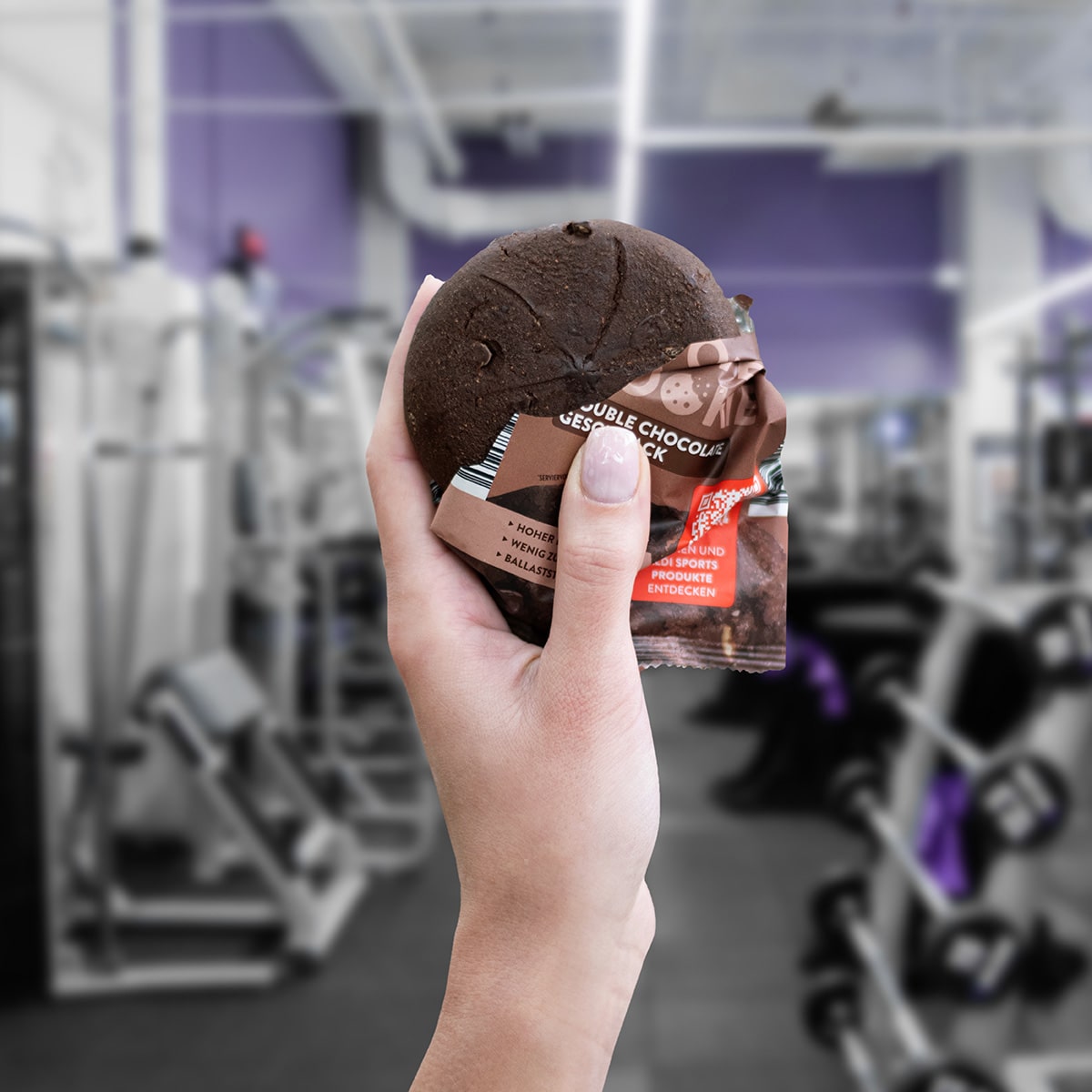 ProteinCookie_DoubleChocolate_05-min Protein Cookie Chocolate Caramel – Eine Hand hält den geöffneten Cookie | Aldi Sports