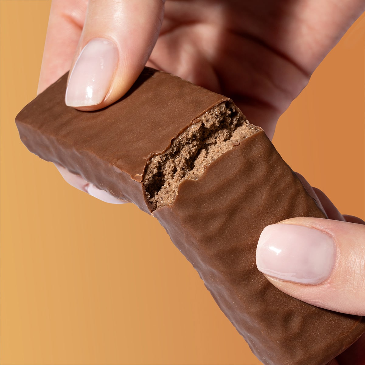 ProteinRiegel_Peanut_06-min 30% Protein Riegel Peanut – Hände die einen zerbrochenen Riegel halten | Aldi Sports