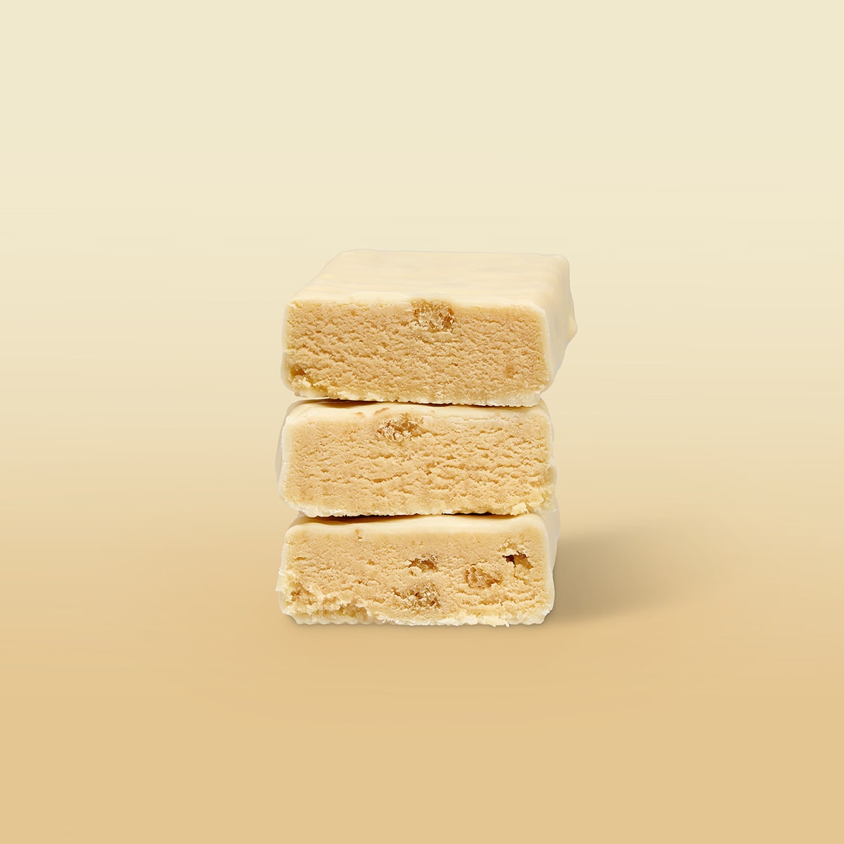 ProteinRiegel_WhiteChocolateCrisp_02-min 50% Protein Riegel White Chocolate Crisp – Aufgeschnittene Riegel mit sichtbarer Füllung | Aldi Sports