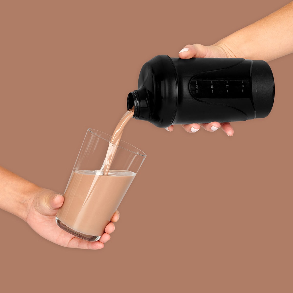 WheyProtein_Schokolade_04-min Whey Protein Deluxe Schokolade – Proteinpulver aus dem Shaker ins Glas | Aldi Sports