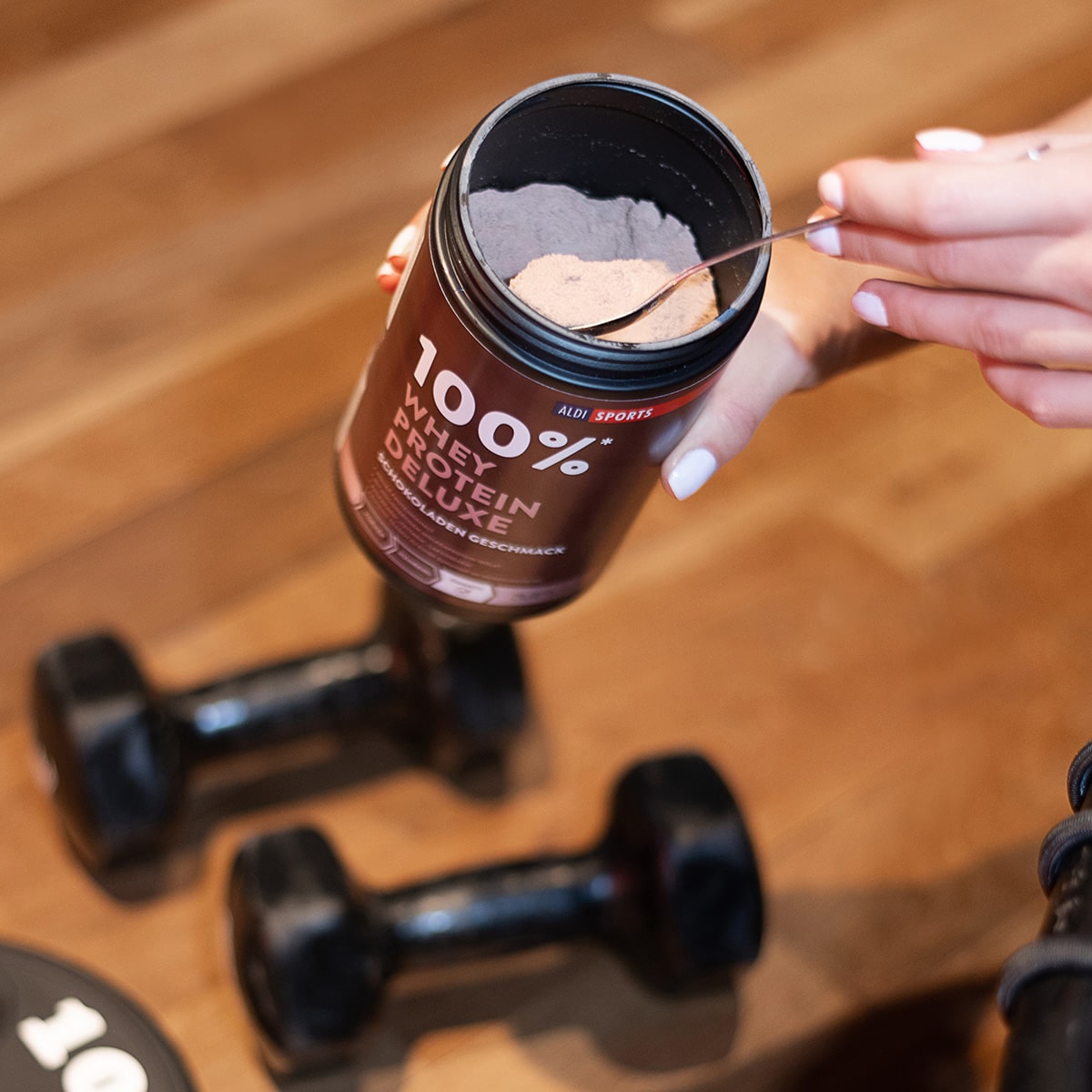 WheyProtein_Schokolade_05-min Whey Protein Deluxe Schokolade – Proteinpulver in der Dose | Aldi Sports