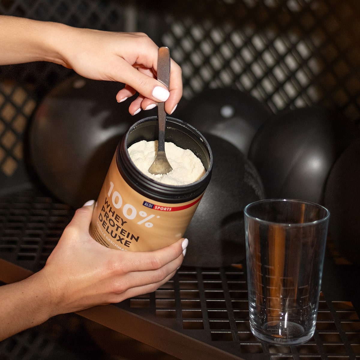 WheyProtein_Vanille_05-min Whey Protein Deluxe Vanille – Proteinpulver wird aus der Dose in ein Glas gefüllt | Aldi Sports