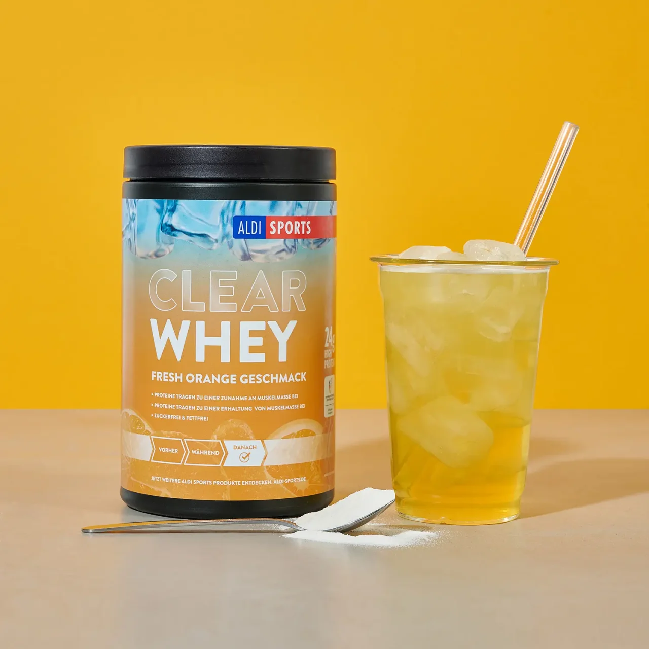 20240308_ALDI_04.1 Clear Whey Pulver Fresh Orange – Glas mit Whey-Proteinshake, bereit zum Trinken | Aldi Sports