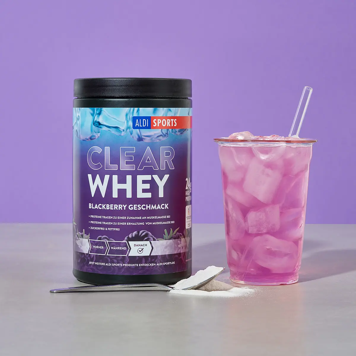 ASP_ClearWhey_Blackberry_01 Clear Whey Pulver Blackberry – Glas mit Whey-Proteinshake, bereit zum Trinken | Aldi Sports