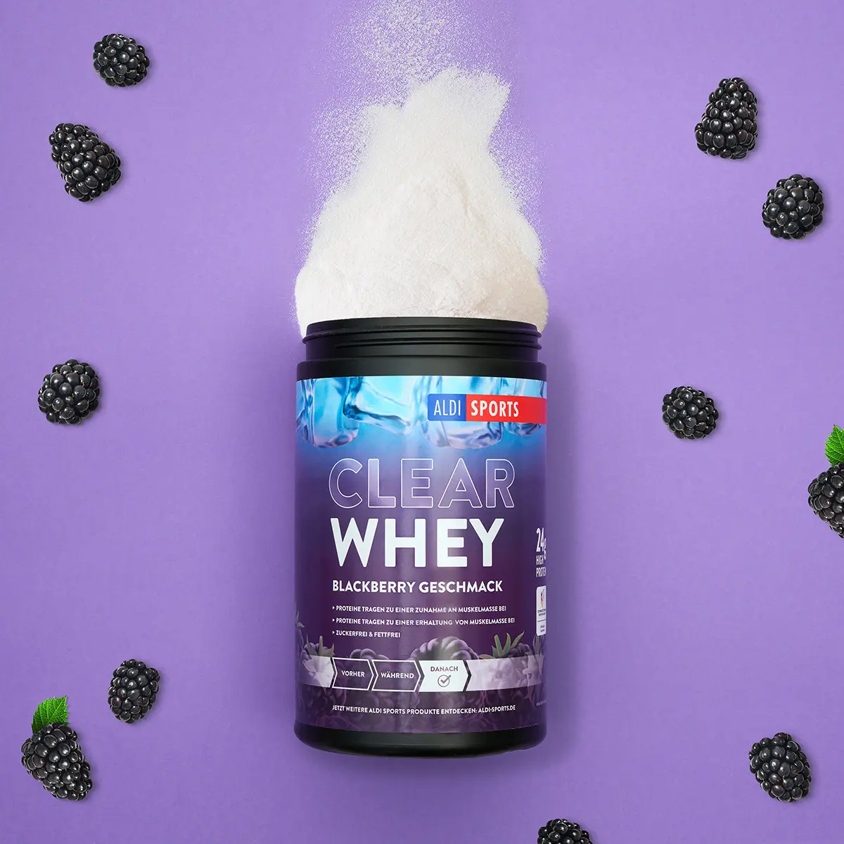 ASP_ClearWhey_Blackberry_02 Clear Whey Pulver Blackberry – Zutaten und Pulver um das Produkt herum | Aldi Sports
