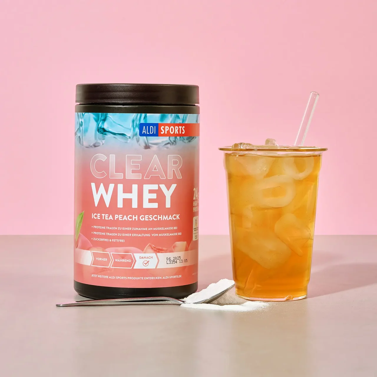ASP_ClearWhey_IceTeaPeach_03 Clear Whey Pulver Ice Tea Peach – Glas mit Whey-Proteinshake, bereit zum Trinken | Aldi Sports