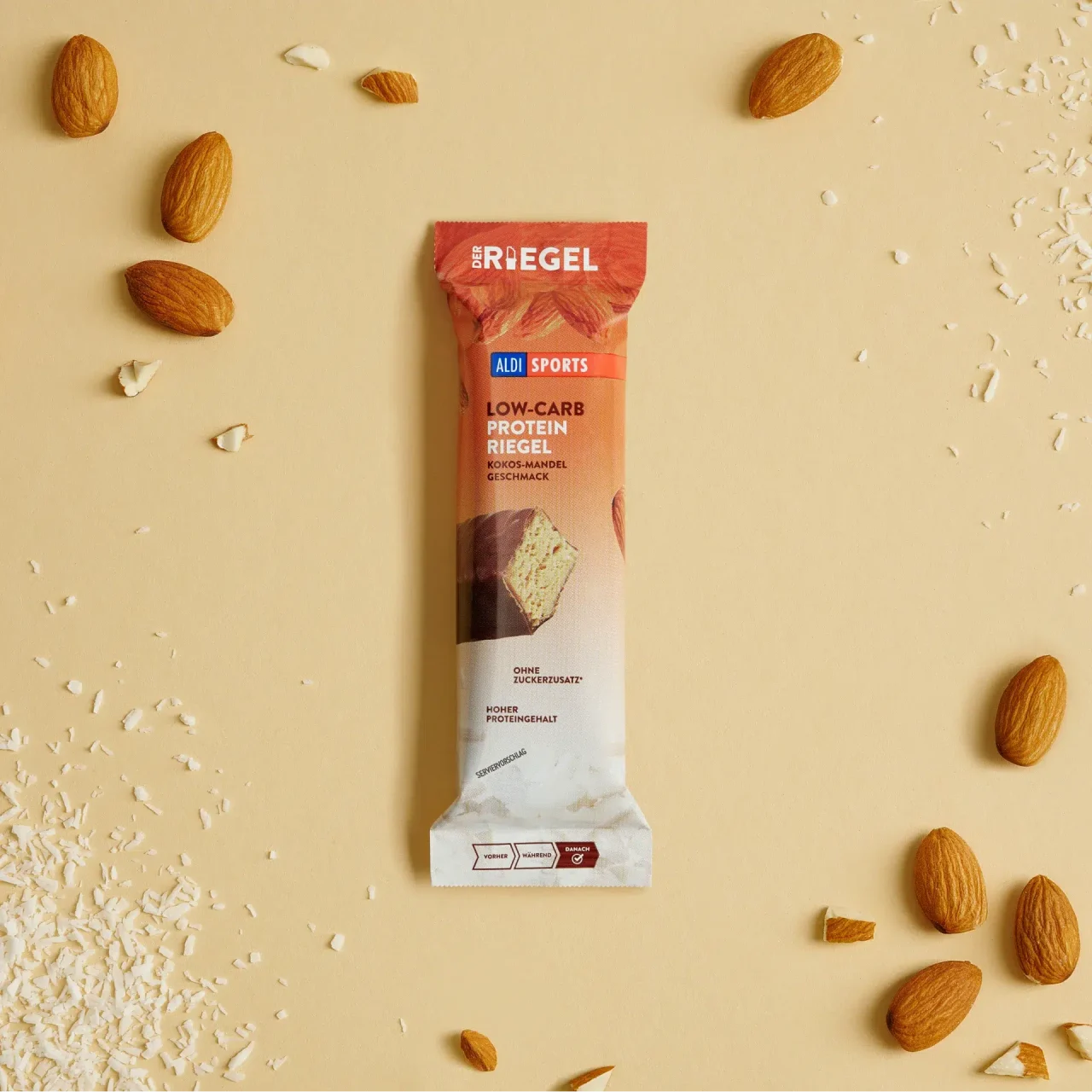 20240308_ALDI_08 Lower Carb Protein Riegel Kokos Mandel – Zutaten um das Produkt herum | Aldi Sports