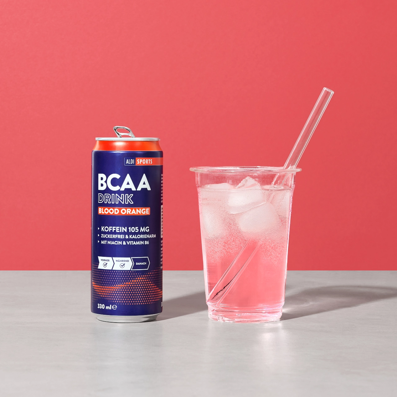BCAA Drink Blood Orange_02 BCAA Drink Blood Orange – Glas mit BCAA Drink, bereit zum Trinken | Aldi Sports
