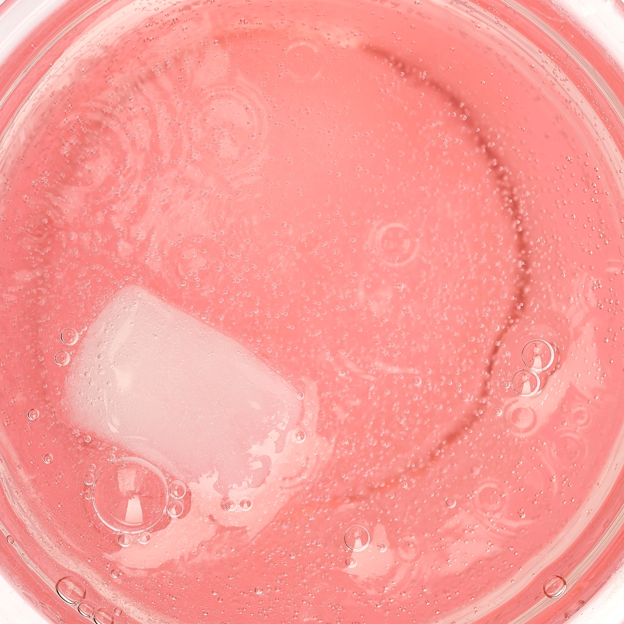 BCAA Drink Blood Orange_03 BCAA Drink Blood Orange – Detaillierte Nahaufnahme des Getränks | Aldi Sports