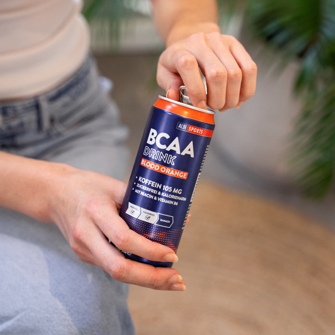 BCAA Drink Blood Orange_05 BCAA Drink Blood Orange – Hand öffnet Getränkedose | Aldi Sports