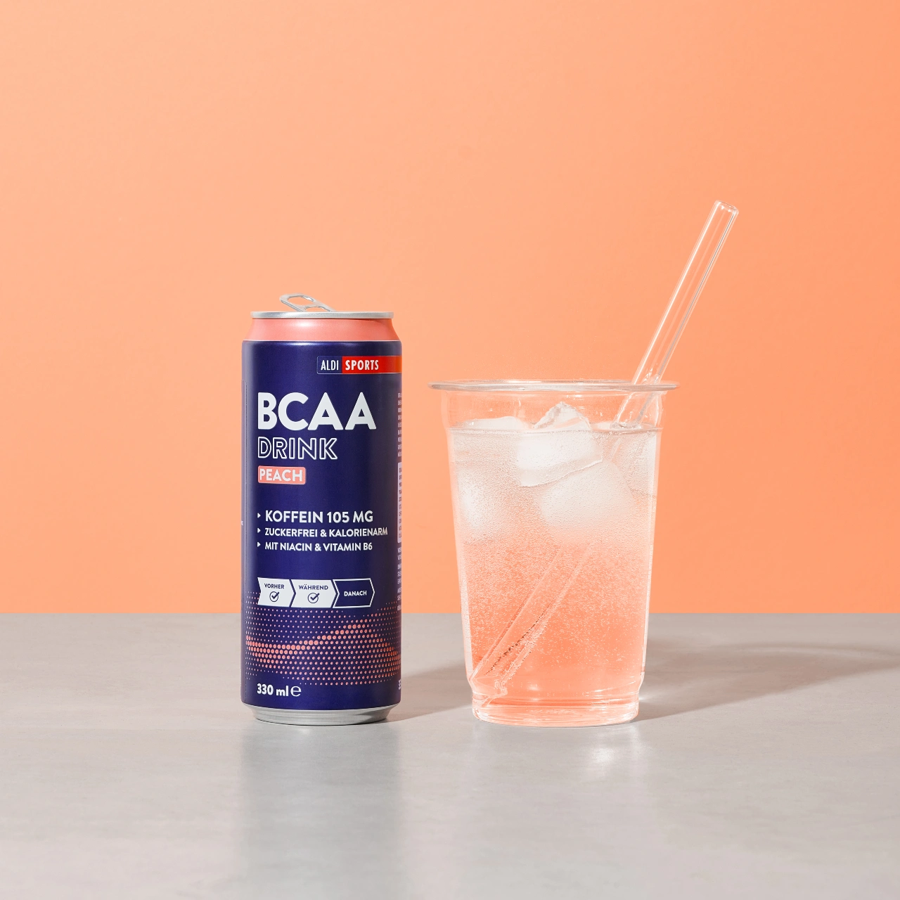 BCAA Drink Peach_02 BCAA Drink Peach – Glas mit BCAA Drink, bereit zum Trinken | Aldi Sports