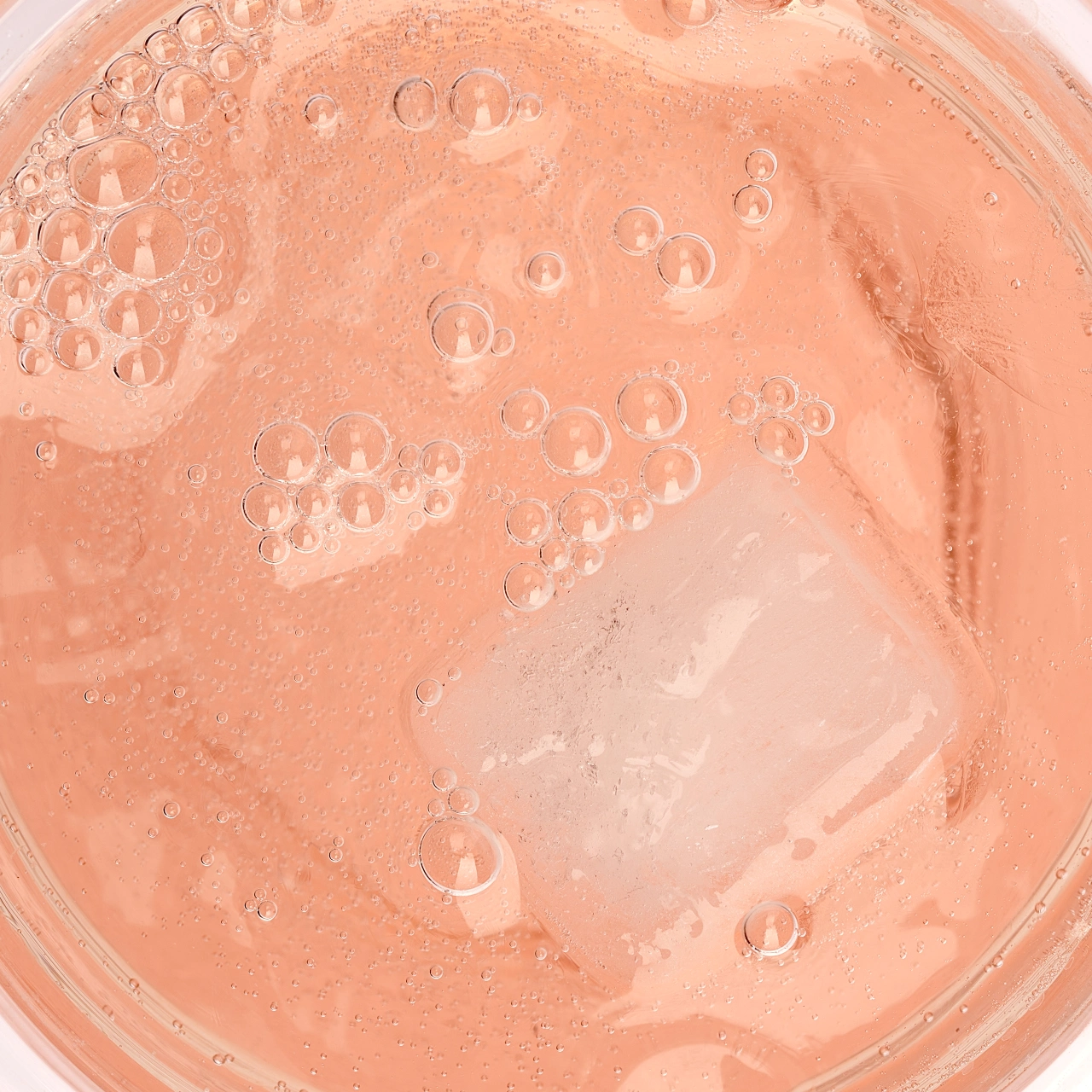 BCAA Drink Peach_03 BCAA Drink Peach – Detaillierte Nahaufnahme des Getränks | Aldi Sports