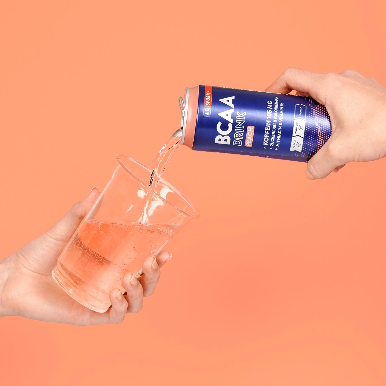 BCAA Drink Peach_04 BCAA Drink Peach – Flüssigkeit wird aus der Dose in einen Becher geschüttet | Aldi Sports