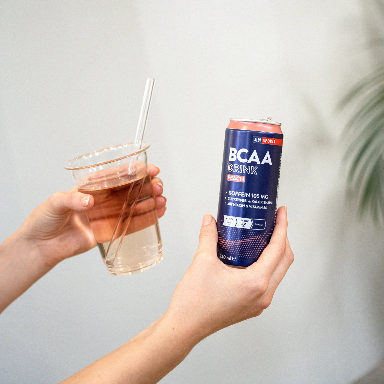 BCAA Drink Peach_05 BCAA Drink Peach – Getränkedose und Erfrischender Becher mit Strohhalm | Aldi Sports