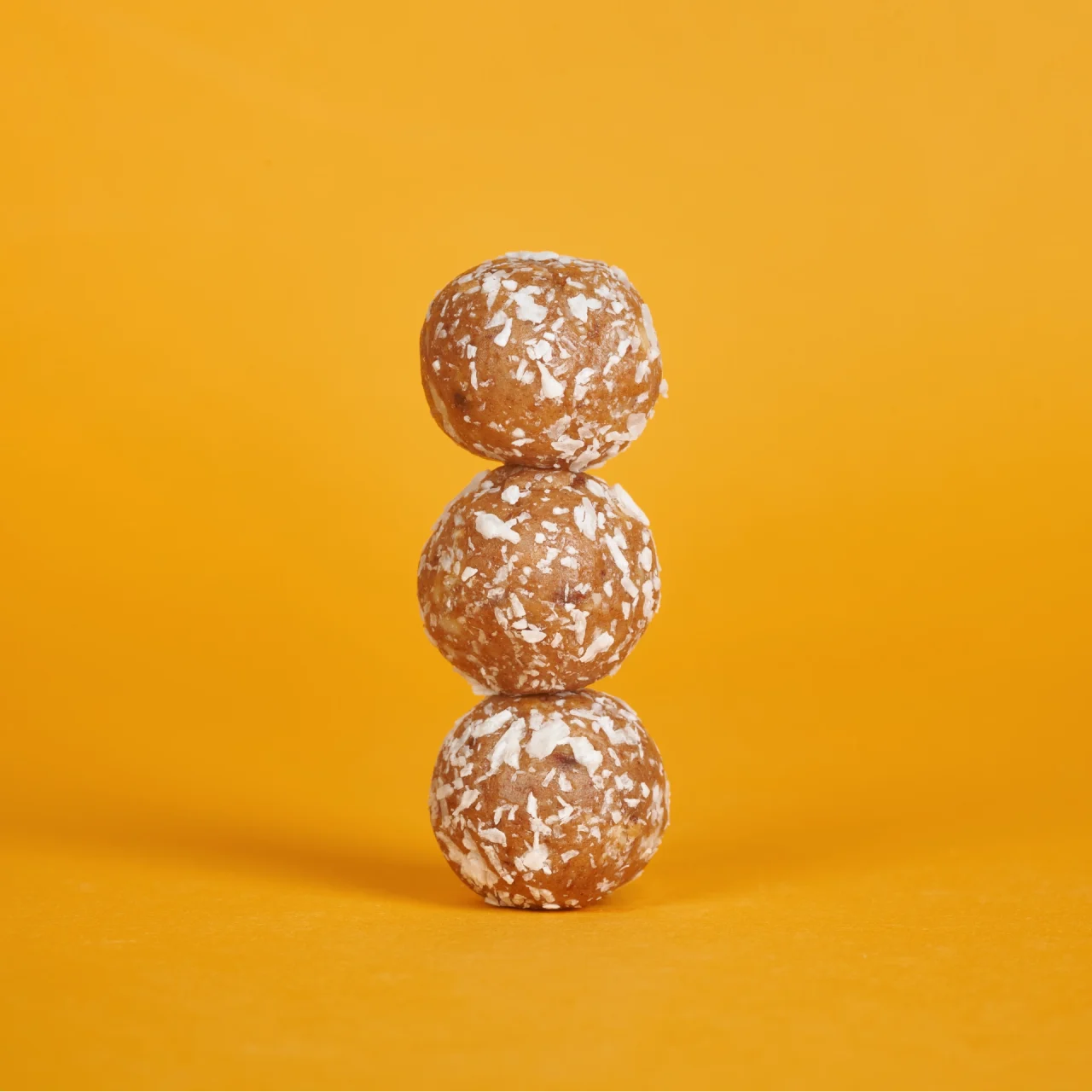 Energy Balls Coconut & Macadamia_01 Whey Protein Balls Coconut & Macadamia – Stapel aus drei Proteinbällen | Aldi Sports