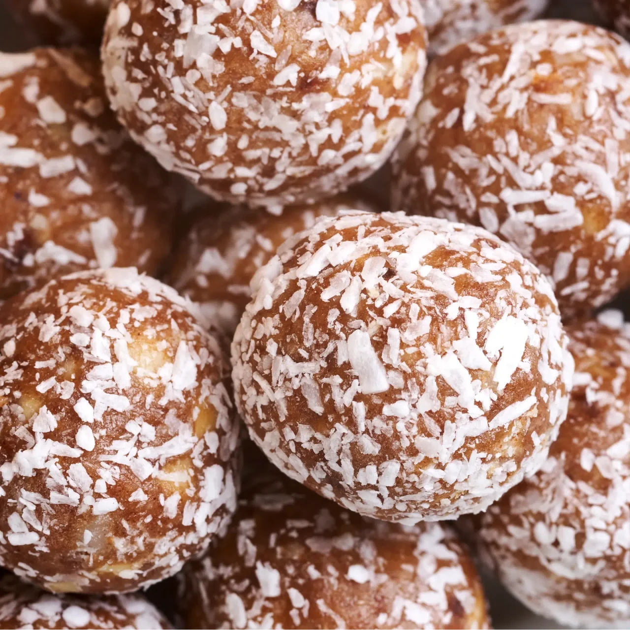 Energy Balls Coconut & Macadamia_02 Whey Protein Balls Coconut & Macadamia – Nahaufnahme der Oberfläche und Struktur der Bälle | Aldi Sports