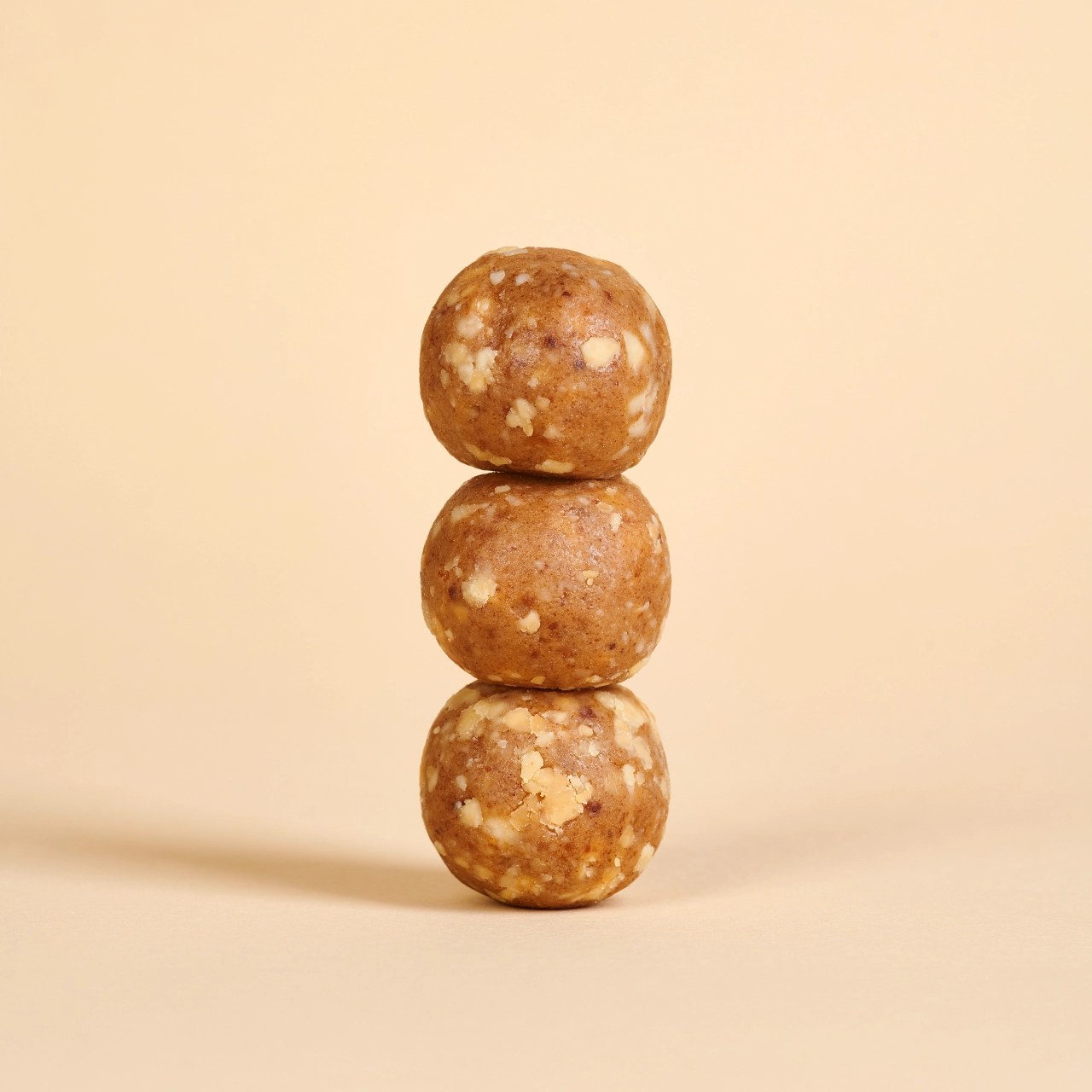 Energy Balls Peanut Butter_01 Whey Protein Balls Peanutbutter – Stapel aus drei Proteinbällen | Aldi Sports