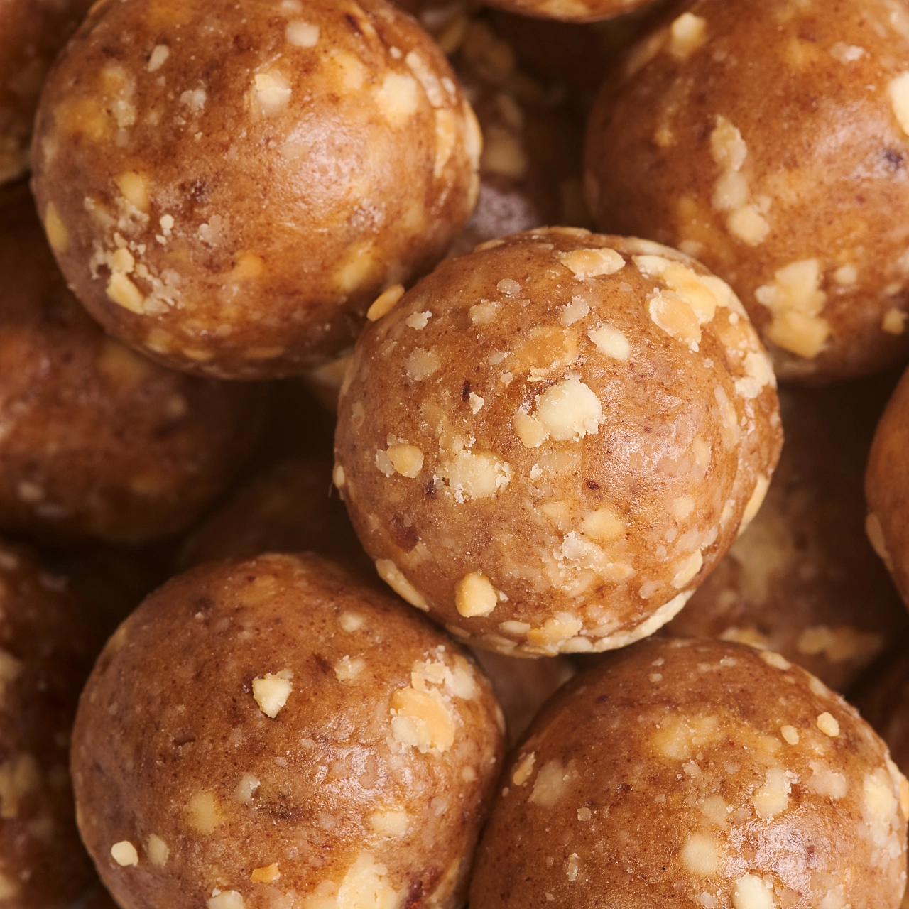 Energy Balls Peanut Butter_02 Whey Protein Balls Peanutbutter – Nahaufnahme der Oberfläche und Struktur der Bälle | Aldi Sports