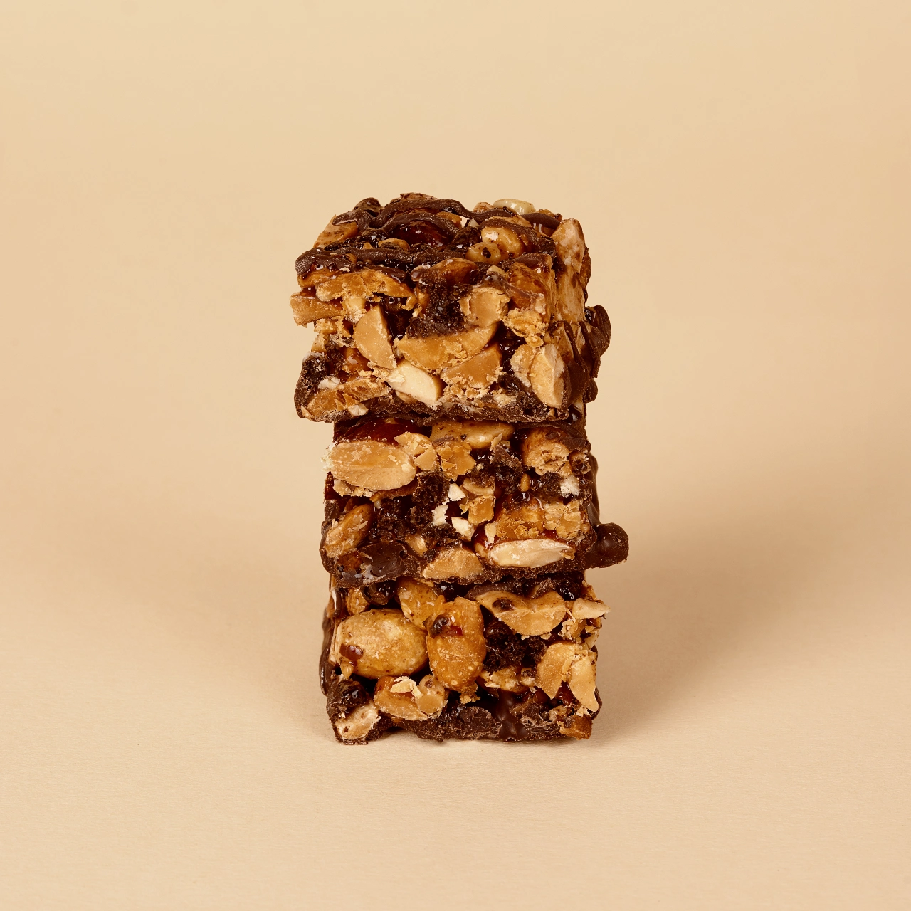 Erdnuss Protein Riegel Dark Chocolate_01 Erdnuss Protein Riegel Dark Chocolate Peanut – Aufgeschnittene Riegel mit sichtbarer Füllung | Aldi Sports