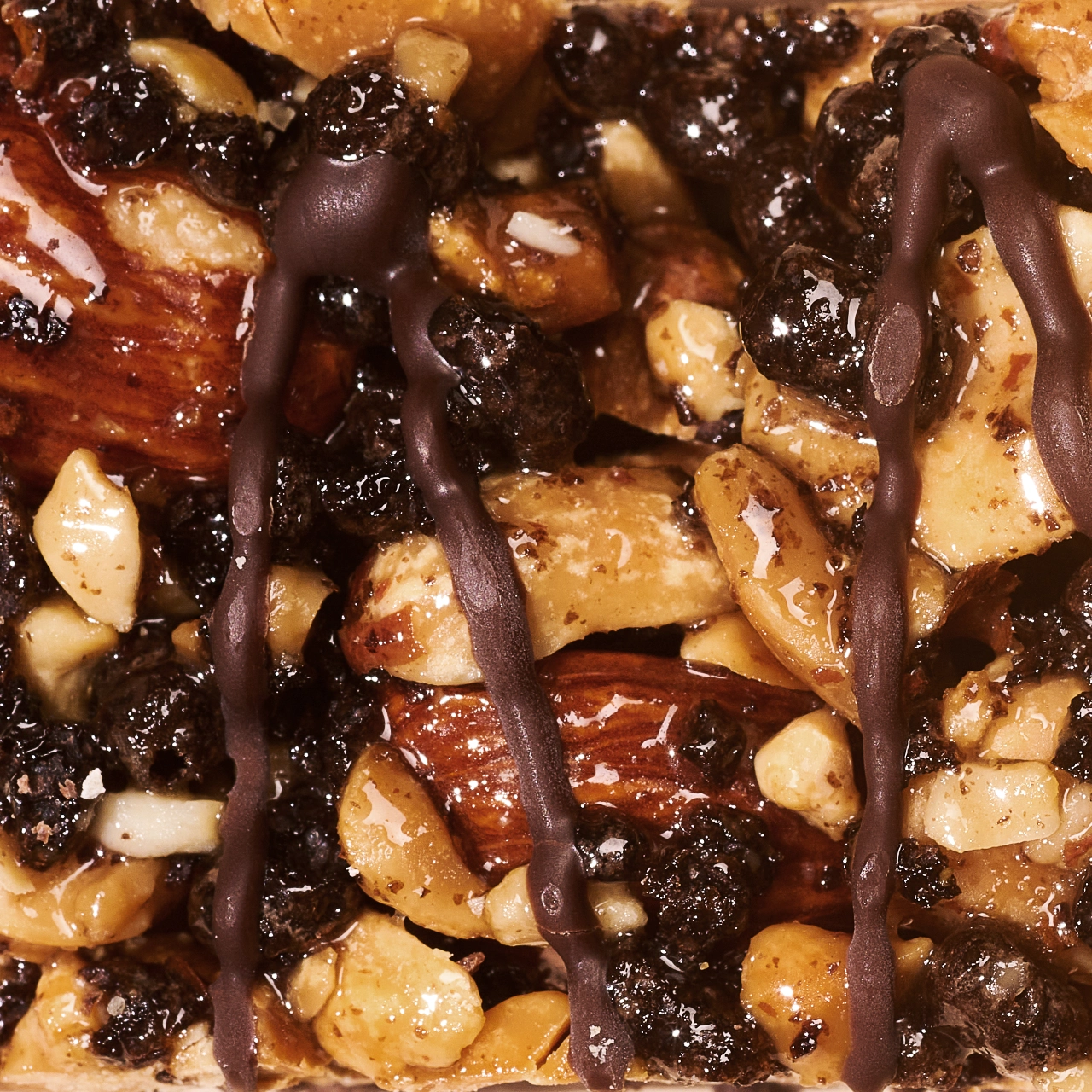 Erdnuss Protein Riegel Dark Chocolate_02 Erdnuss Protein Riegel Dark Chocolate Peanut – Nahaufnahme der Textur des Riegels | Aldi Sports