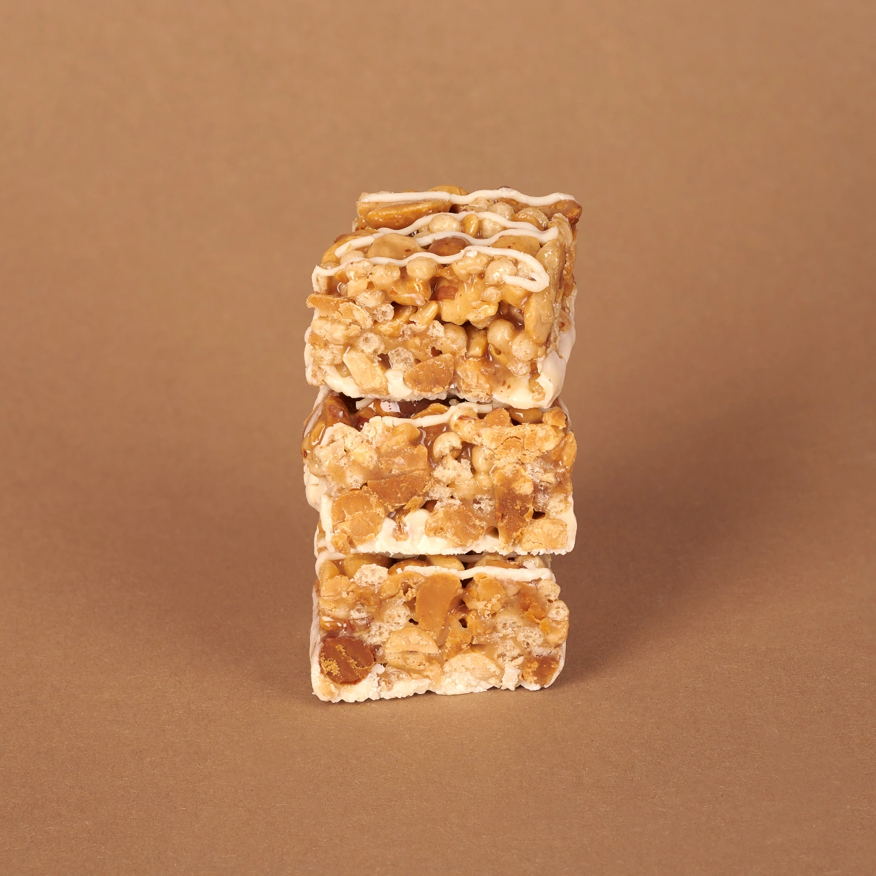 Erdnuss Protein Riegel White Chocolate_01 Erdnuss Protein Riegel White Chocolate Salted Peanut– Aufgeschnittene Riegel mit sichtbarer Füllung | Aldi Sports