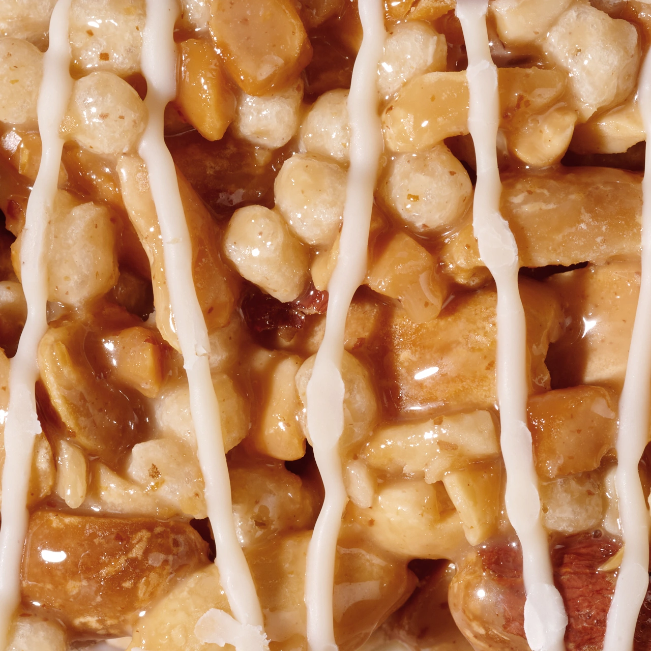 Erdnuss Protein Riegel White Chocolate_02 Erdnuss Protein Riegel White Chocolate Salted Peanut – Nahaufnahme der Textur des Riegels | Aldi Sports