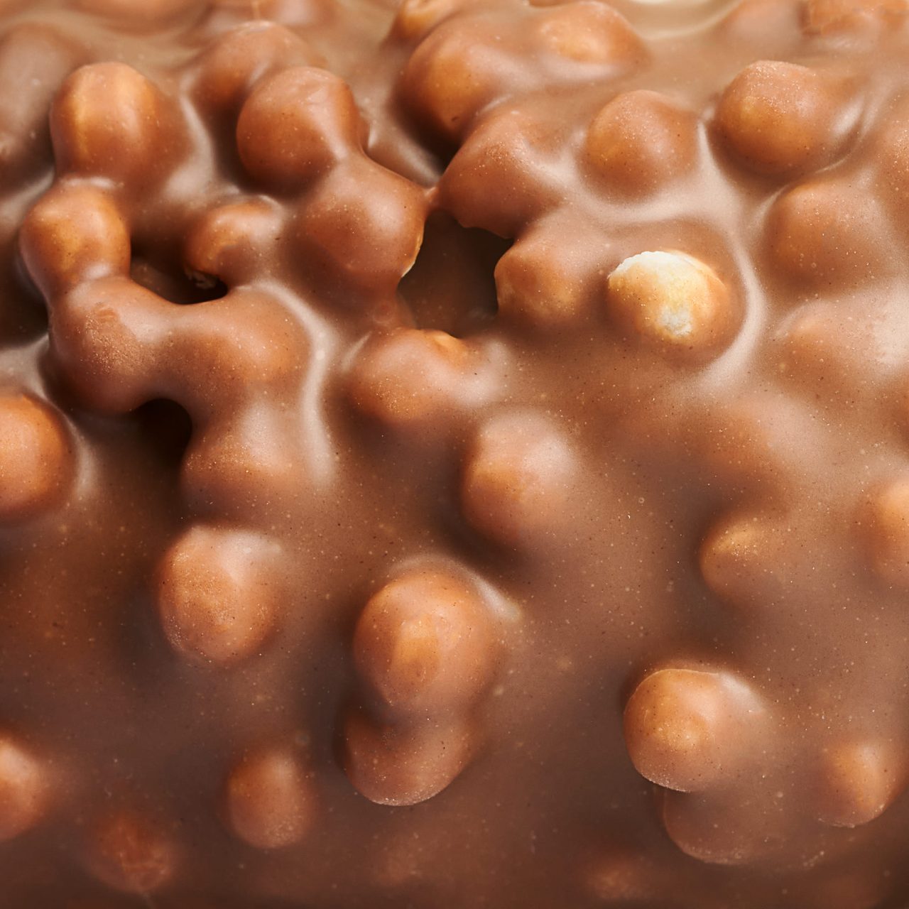 FilledProteinRiegel_ChocolateBrownie_03 Filled Protein Riegel Chocolate Brownie – Nahaufnahme der Textur des Riegels | Aldi Sports