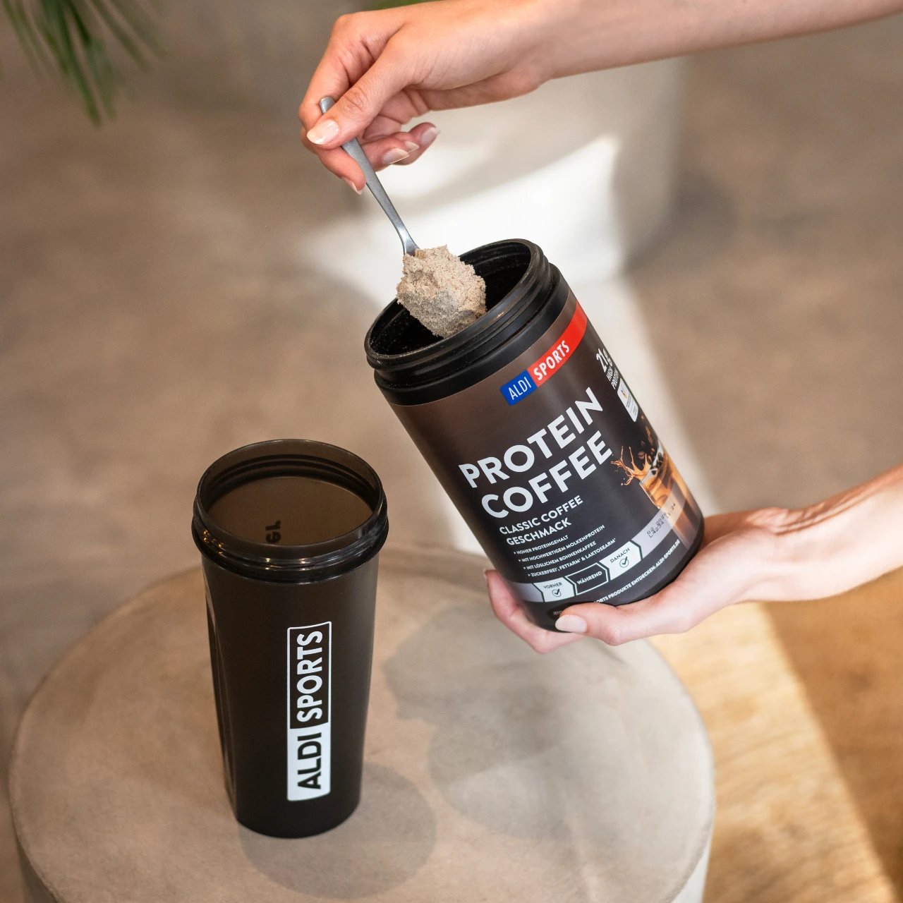 Protein Coffee Classic_05 Protein Coffee Classic Coffee – Protein Kaffee wird aus der Dose in den Shaker gefüllt | Aldi Sports
