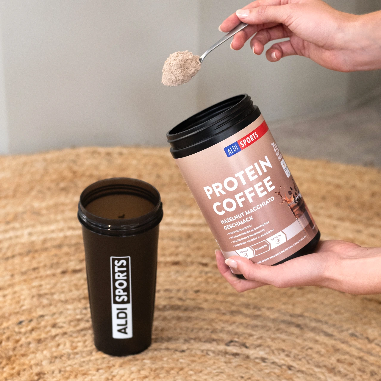 Protein Coffee Hazelnut Macchiato_05 Protein Coffee Hazelnut Macciato – Protein Kaffee wird aus der Dose in den Shaker gefüllt | Aldi Sports