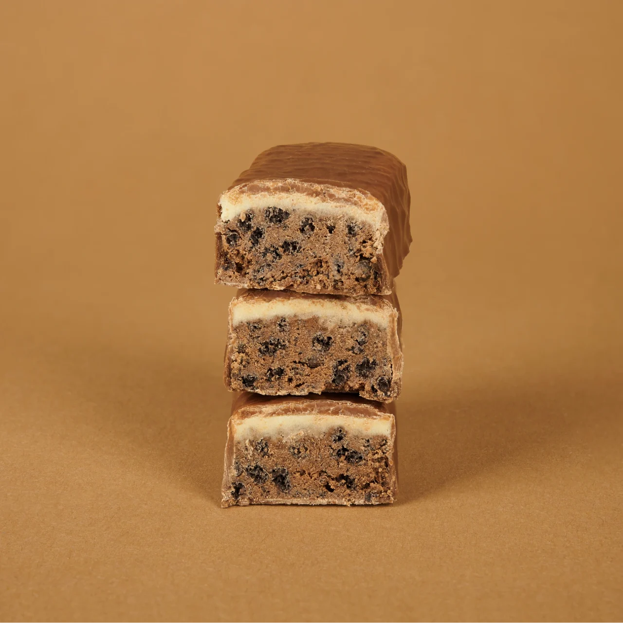 ProteinRiegelCookies&Cream_01 Lower Carb Protein Riegel Cookie & Cream – Aufgeschnittene Riegel mit sichtbarer Füllung | Aldi Sports