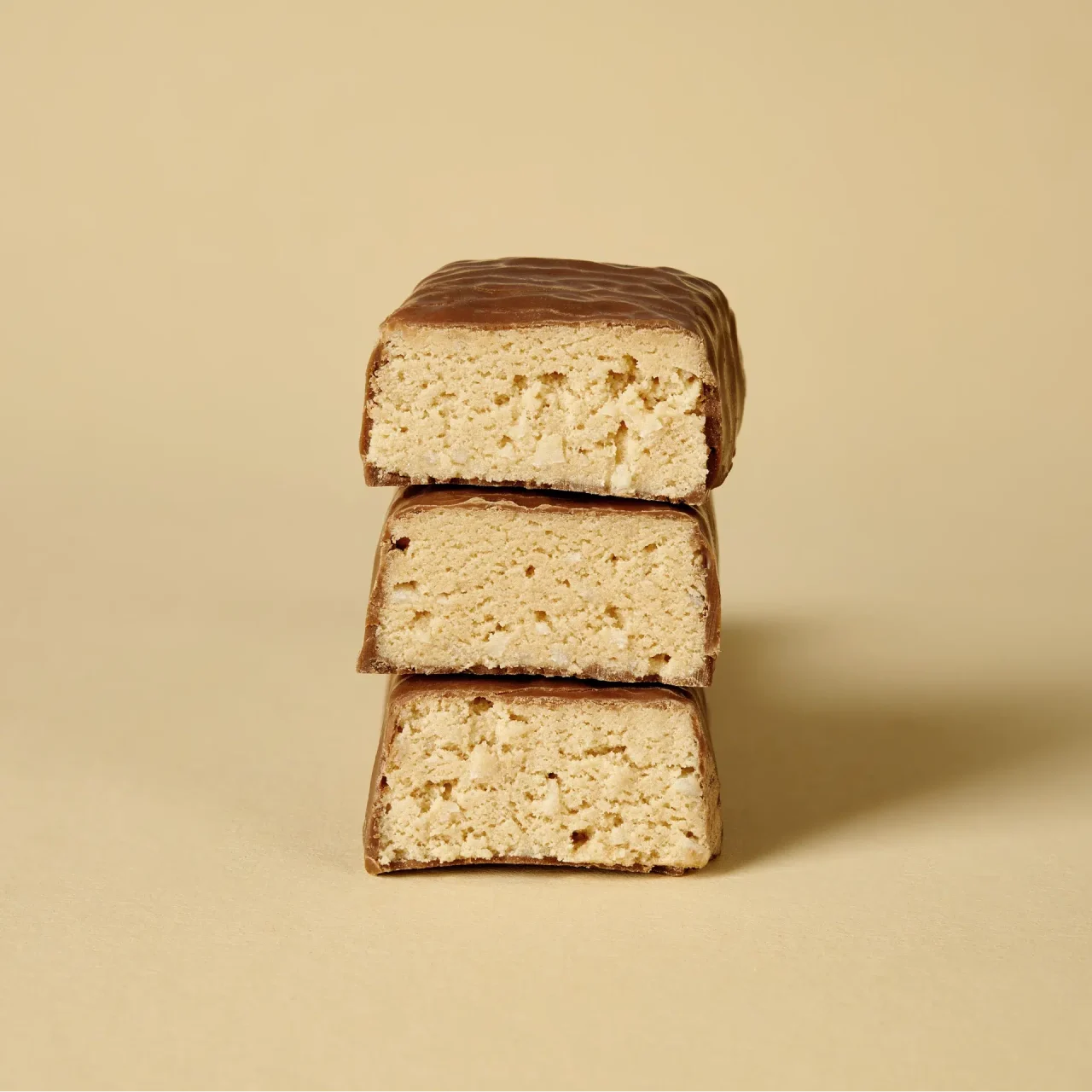 ProteinRiegelKokosMandel_01 Lower Carb Protein Riegel Kokos Mandel – Aufgeschnittene Riegel mit sichtbarer Füllung | Aldi Sports